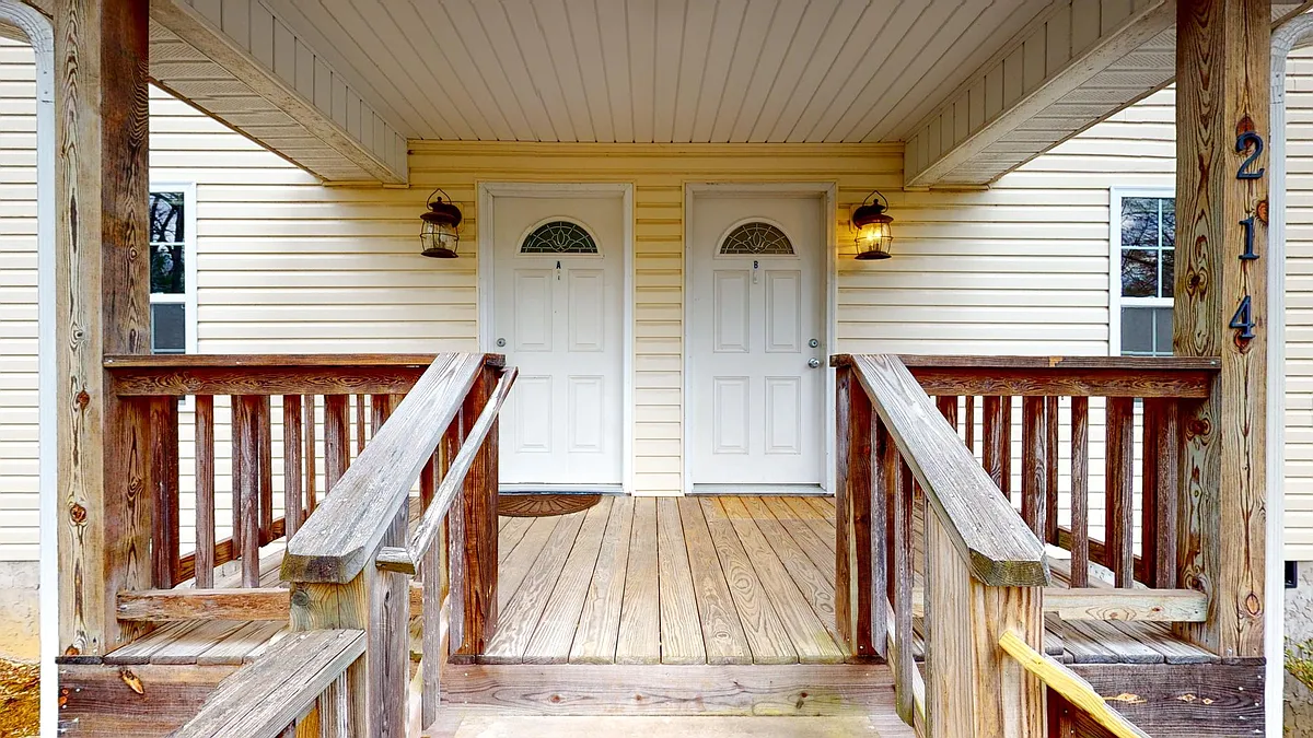 Front Porch - 214 Portmanvilla Rd #B