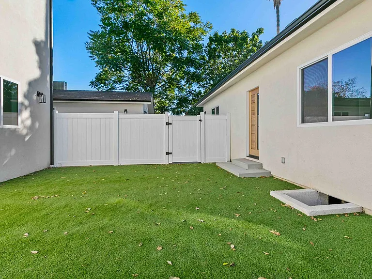 6842 Cedros Ave — Photo 26