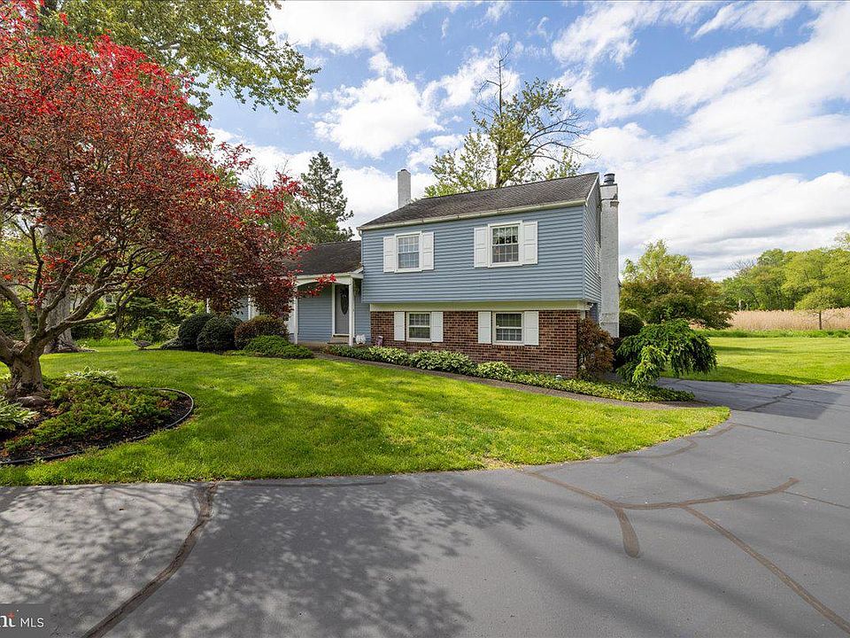 1st image of 5 Clover Ln