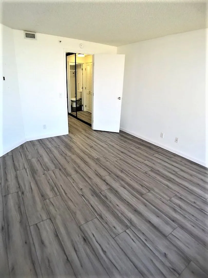 Spacious 1 Bed 1 Bath 1 Parking In Luxurious One Waterfront Towers!! — Photo 3
