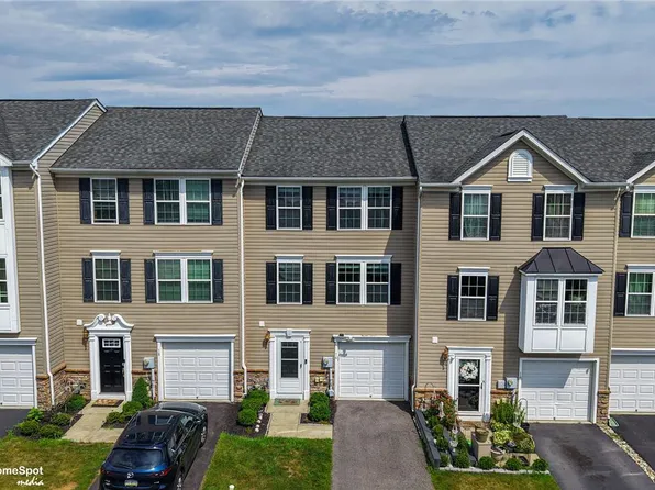 16 Red Rose Ln, Easton, PA 18045
