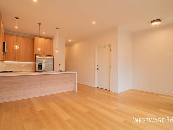 4th image of 2042 W Washington Blvd #2W