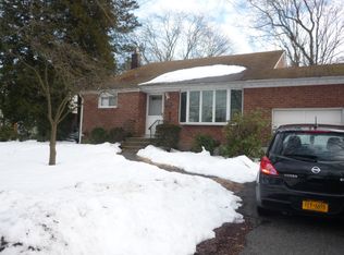 14 Bayley Pl, Huntington Station, NY 11746