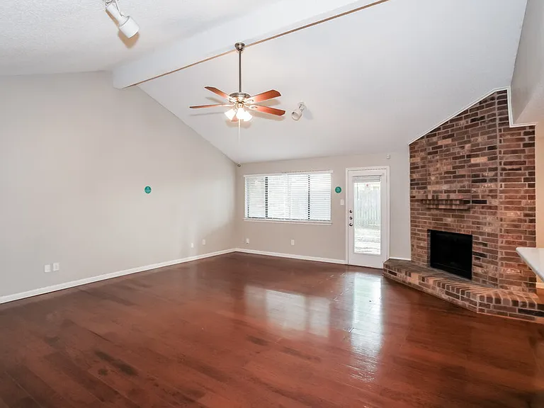 2614 Berkshire Ln — Photo 3
