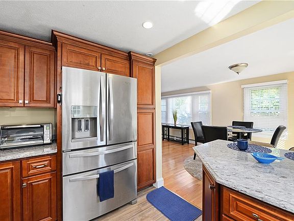 2nd image of 42 Knoll Pl #A