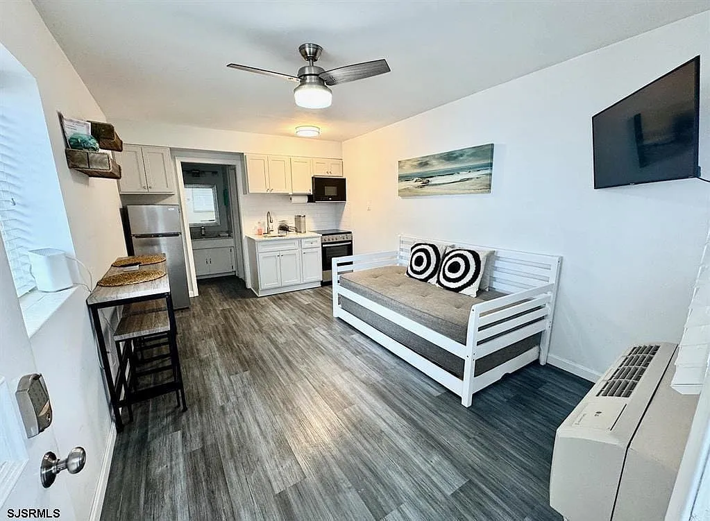 Studio, 1.0 bath, $10,500 — Photo 3