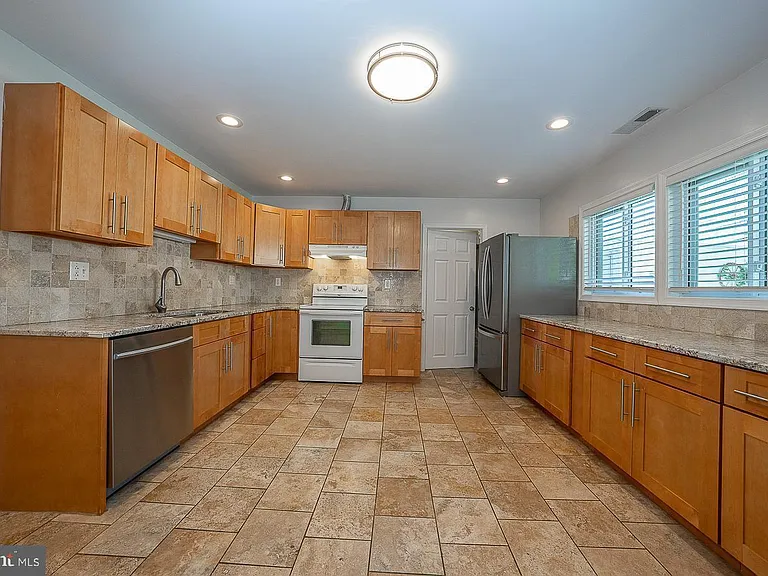 6950 Fowler St — Photo 6