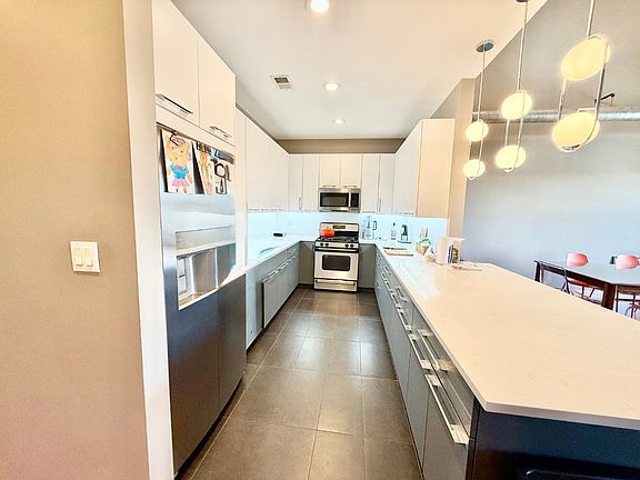 2nd image of 2027 W Division St APT 4