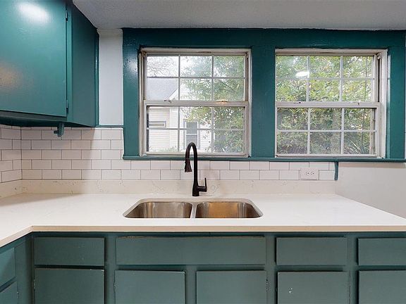 3rd image of 3801 Lamar St