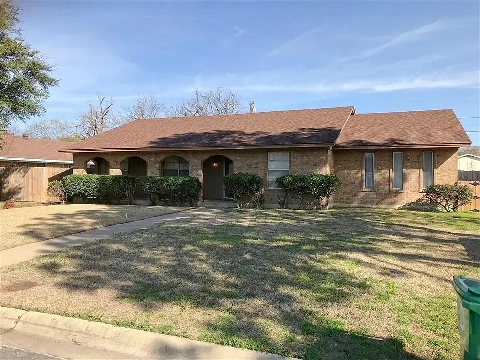 3 bed, 1842 sqft, $2,100 — Photo 1