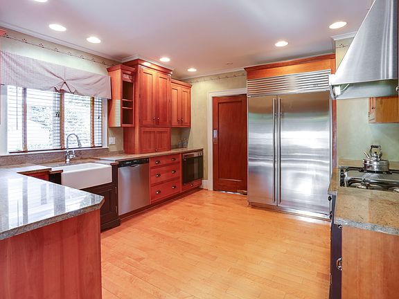 3rd image of 46 Oakgrove Dr