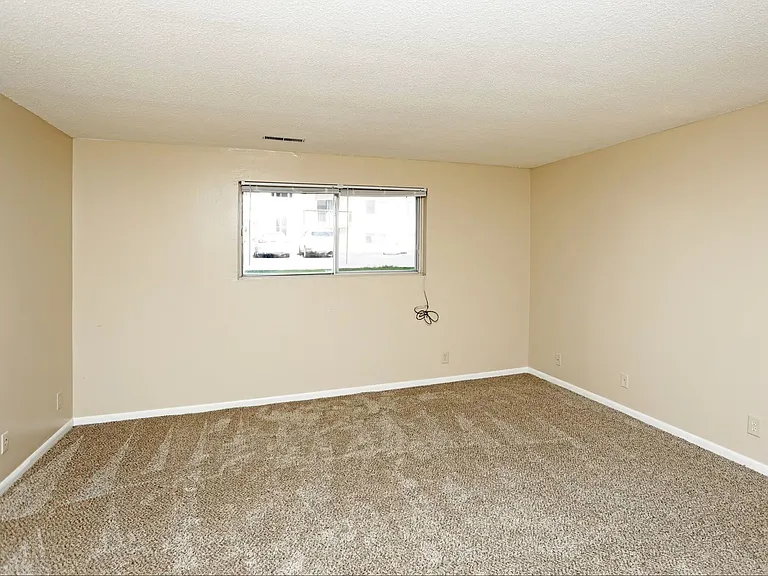 West Glen Apartments — Photo 8
