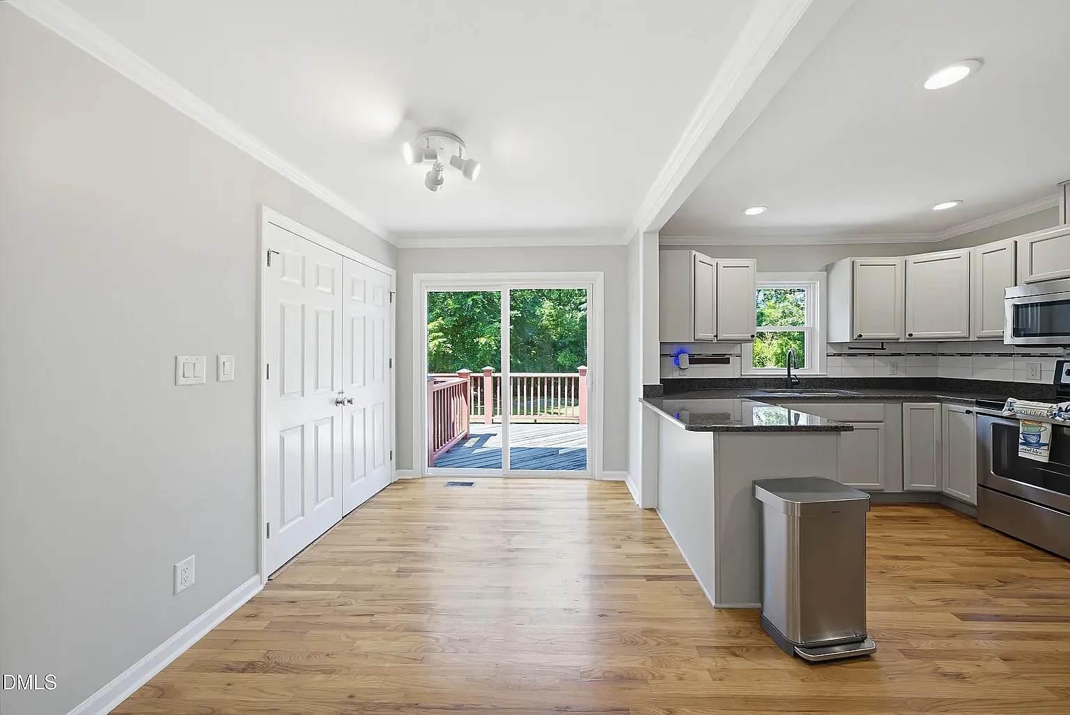 3 bed, 1260 sqft, $2,300 — Photo 4