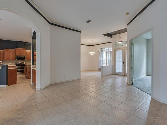 4th image of 102 Silver Moss Ln