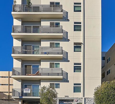 2nd image of 3951 Ingraham St #402
