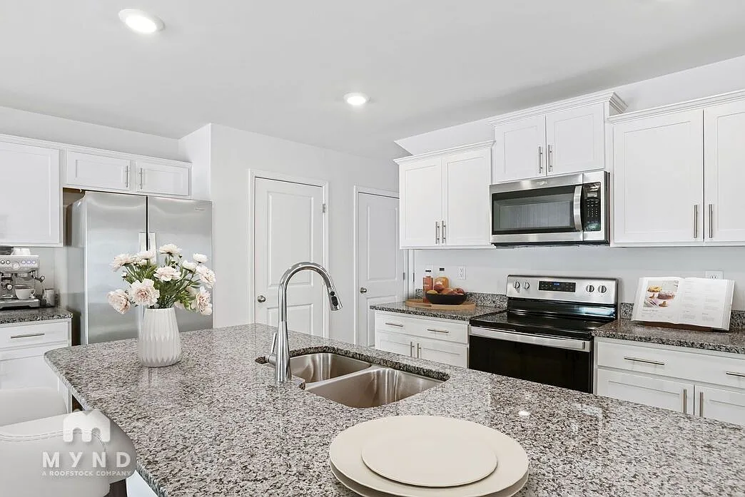 4 bed, 2.5 bath, 1927 sqft, $2,270 — Photo 4