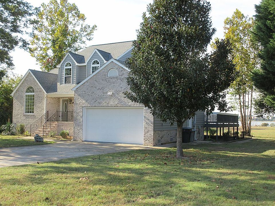 1st image of 17 Hampshire Dr