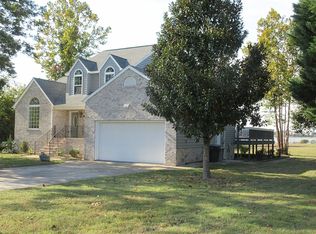 17 Hampshire Dr, Hampton, VA 23669
