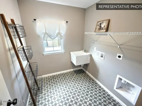 6 E Venisa Dr, Hazleton, PA 18202