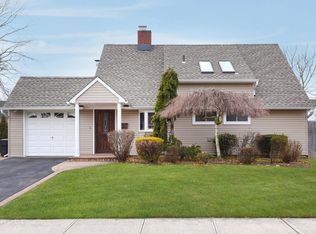 26 W Cabot Ln, Westbury, NY 11590