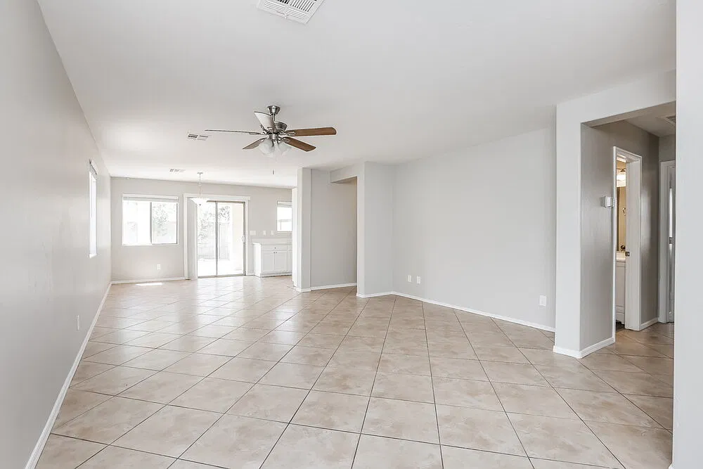 3 bed, 2.0 bath, 1298 sqft, $2,025 — Photo 4