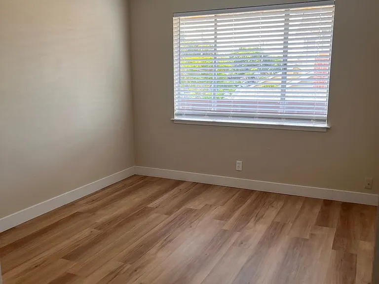 389 Clifton Ave — Photo 10