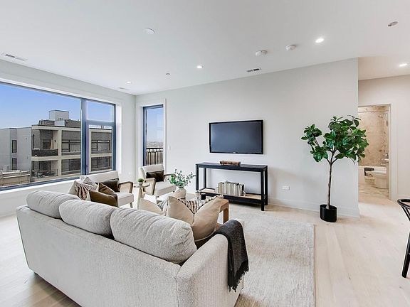 3rd image of 1317 N Western Ave #503