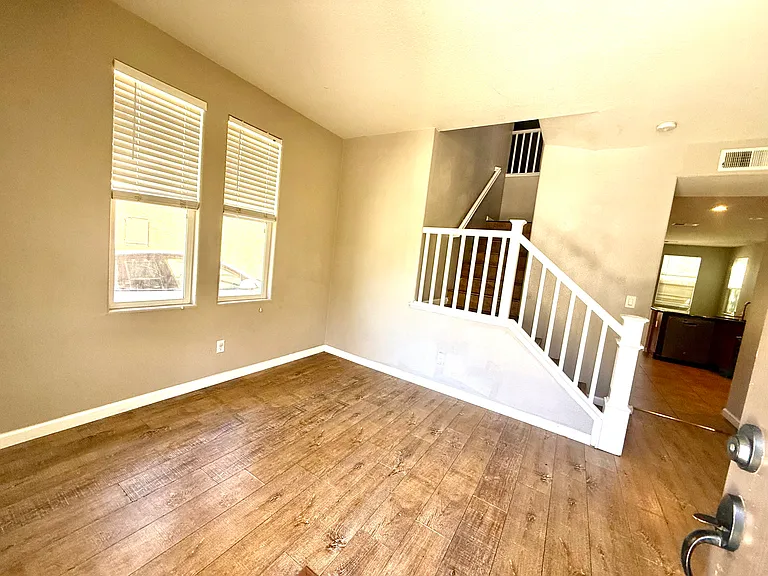 1730 Hemlock Ct — Photo 2