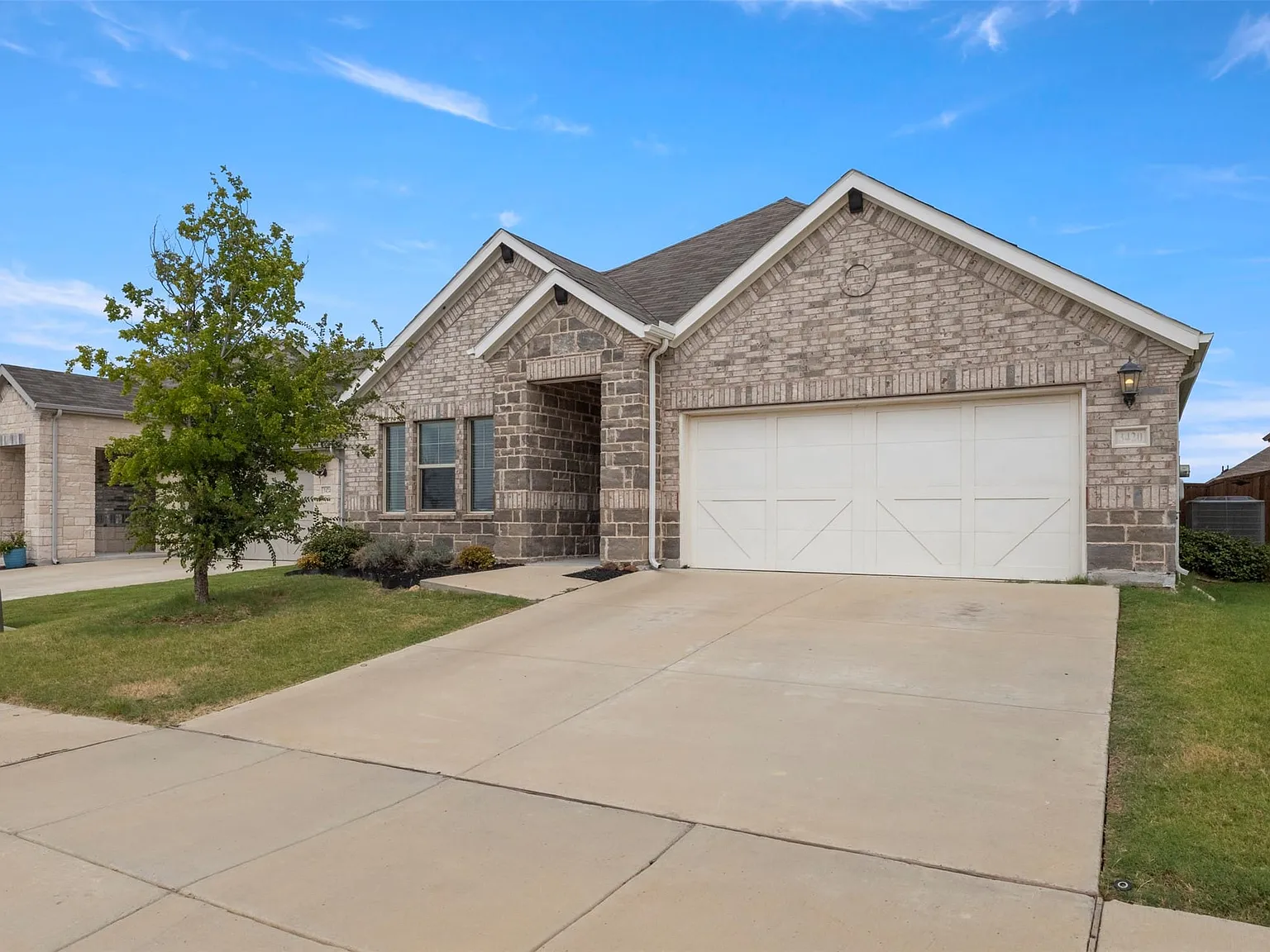 4 bed, 3.0 bath, 2260 sqft, $2,600 — Photo 3