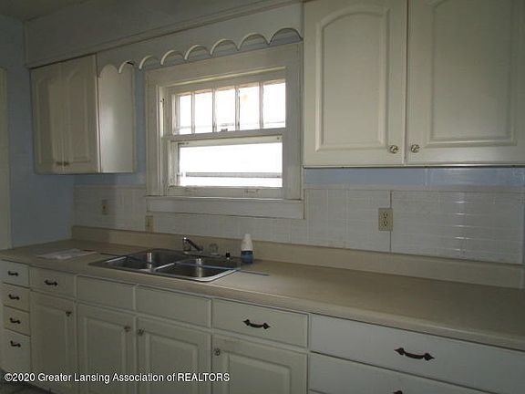 3rd image of 911 N Verlinden Ave