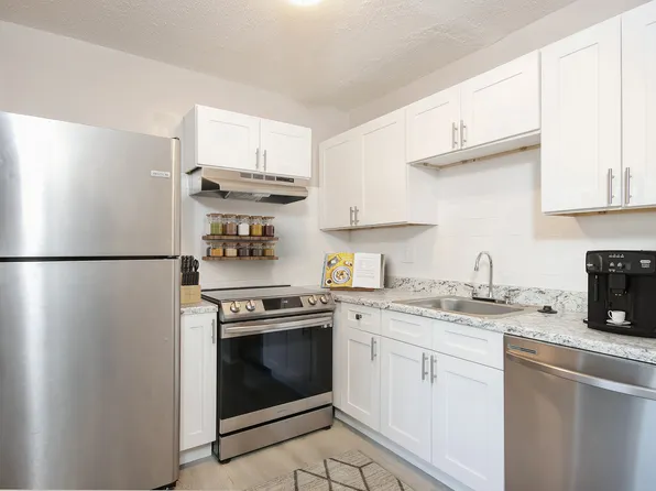 ReNew on Blues Apartments & Townhomes