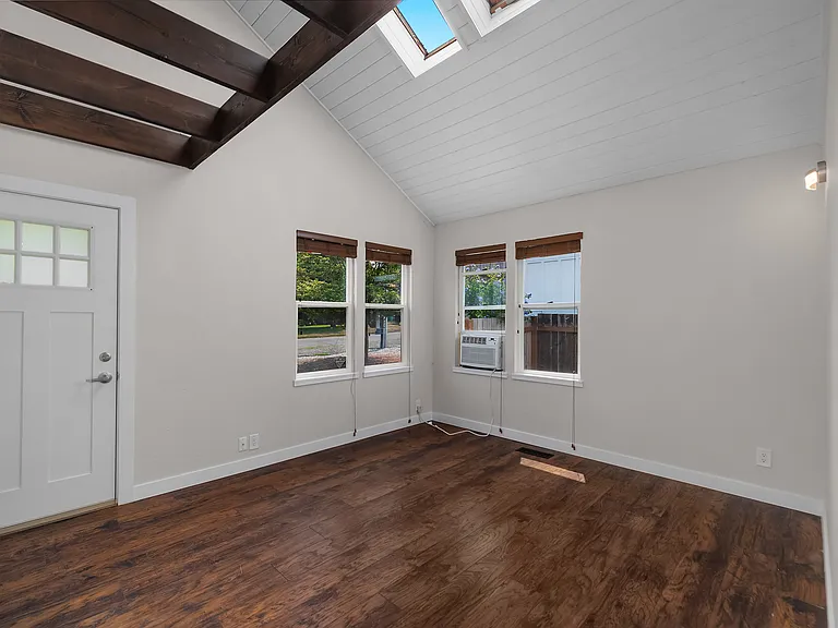 1027 Marion St NE — Photo 3