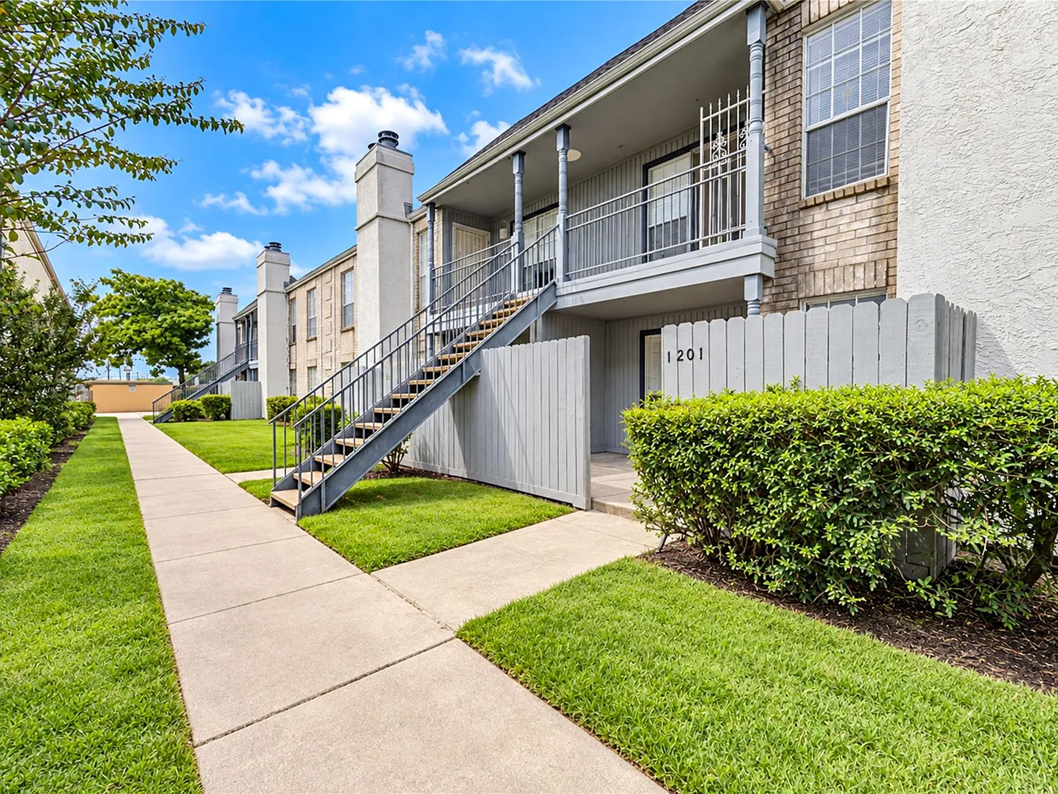 2 bed, 2.0 bath, 1092 sqft, $1,395 — Photo 2