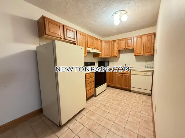 286 Grove St APT 5, Auburndale, MA 02466