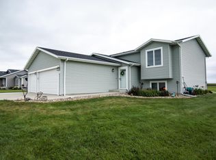 5512 Kayley Dr, Bismarck, ND 58504