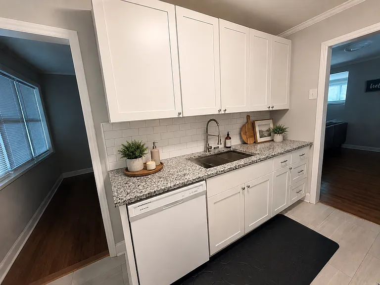 533 E Woodlawn Rd — Photo 12
