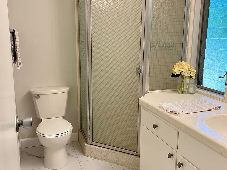 Hall bath that leads to second bedroom