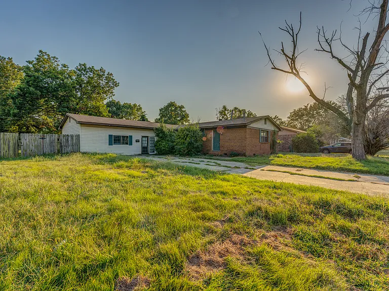 121 E Pecan St — Photo 7