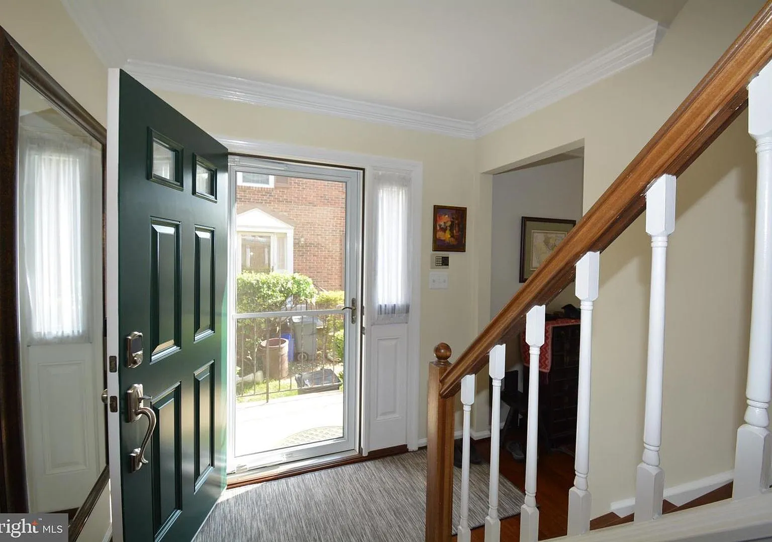 Beautiful 3-Level Townhome in Kingstowne 3.5 Baths, Landscaping Included — Photo 4