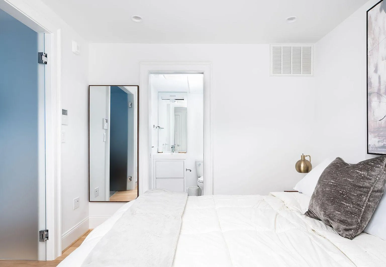 1 bed, 450 sqft, $3,180 — Photo 3