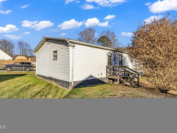 4th image of 607 Spring Ave NE