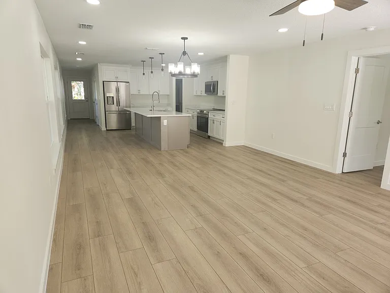 223 S Forest Ave — Photo 4