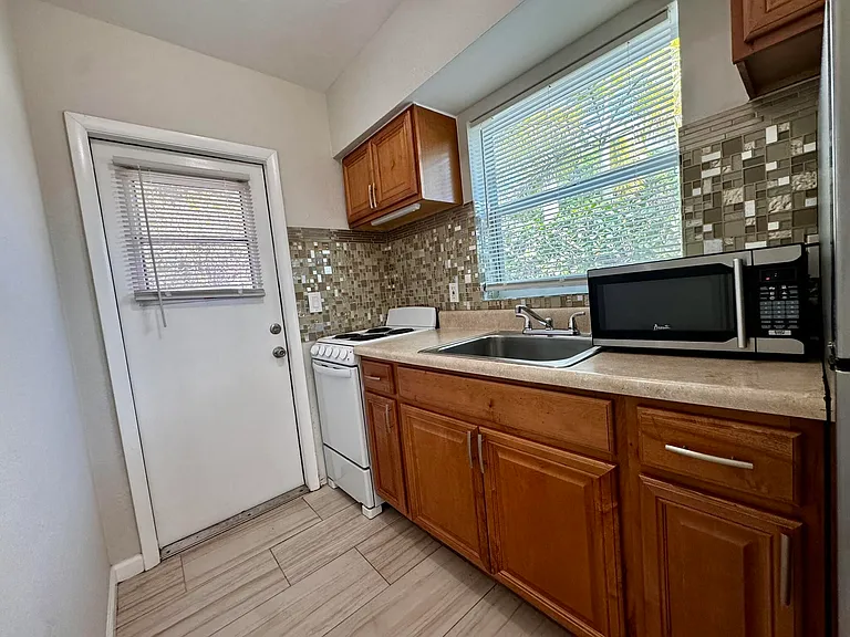 625 NE 14th Ave #1 — Photo 3