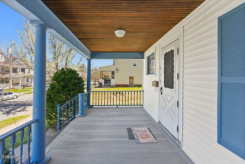4th image of 418 Plymouth Avenue