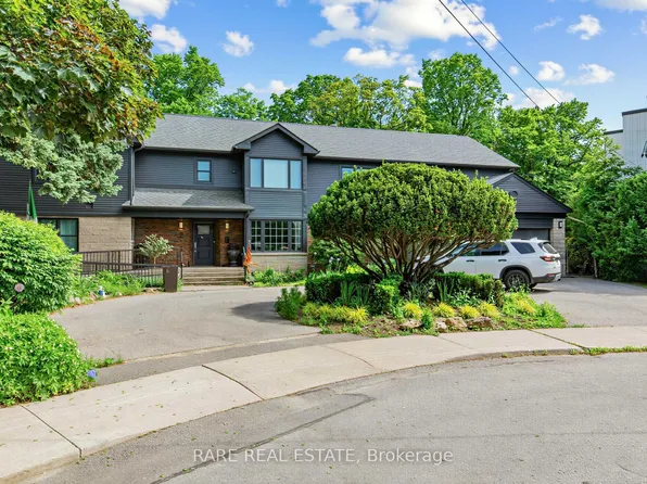 2 Leander Ct, Toronto, ON M4B 2W1