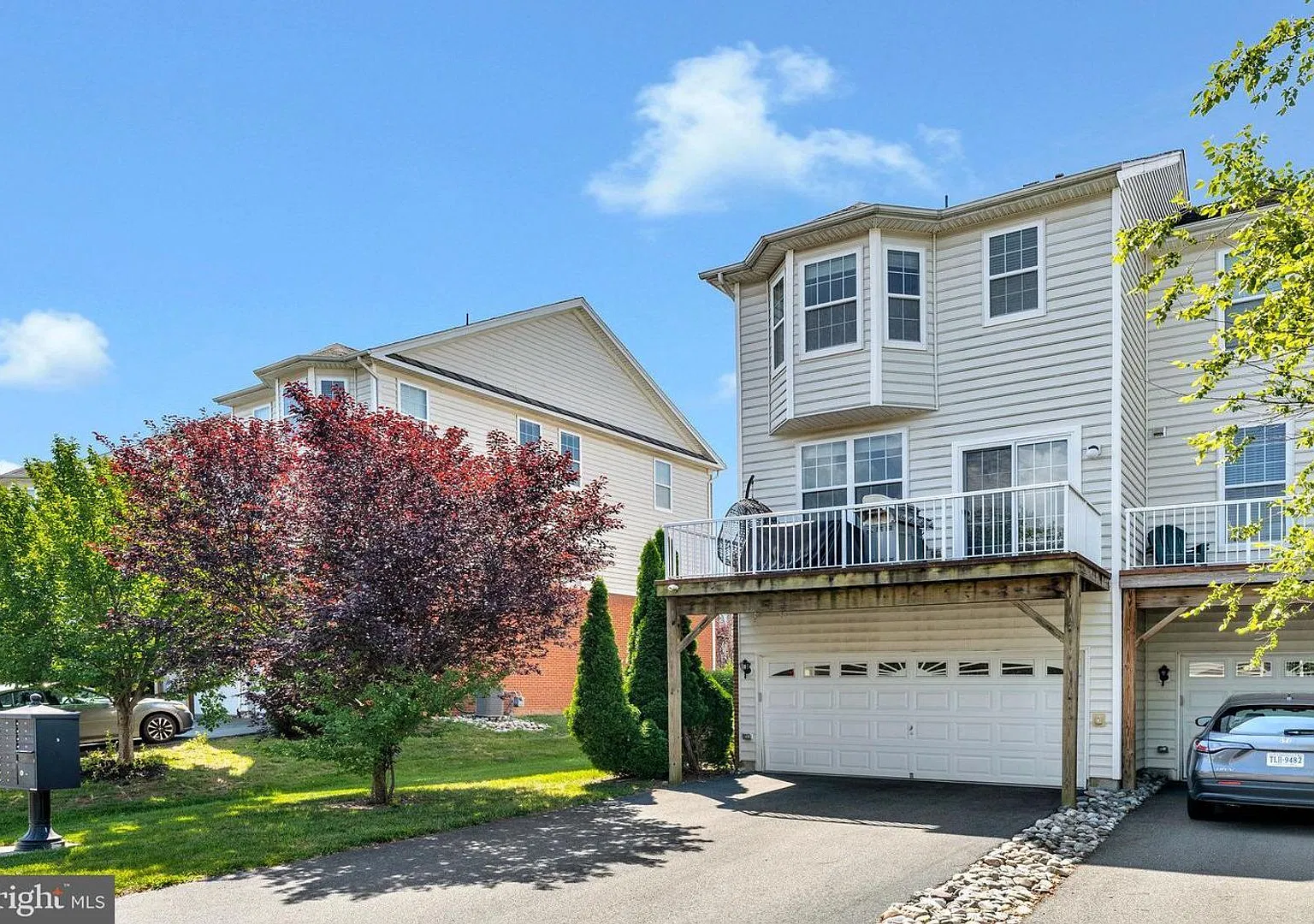 Spacious End-Unit Living with Upgrades Throughout — Photo 2