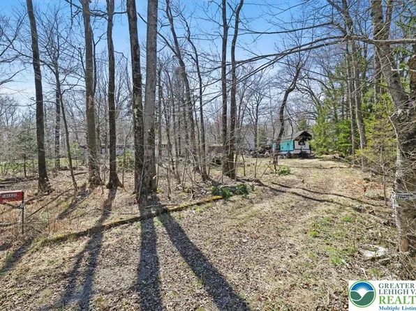 16 Big Chief Trl, Gouldsboro, PA 18424