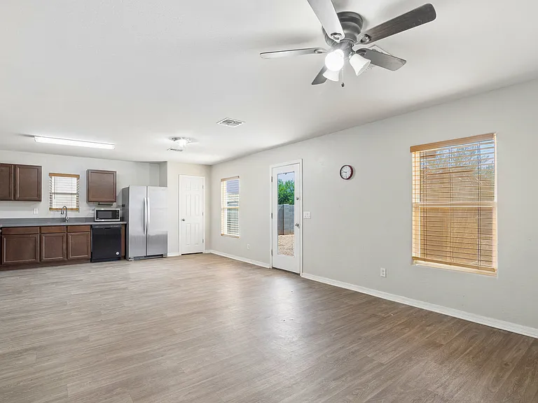 1748 N Logan Ln — Photo 25