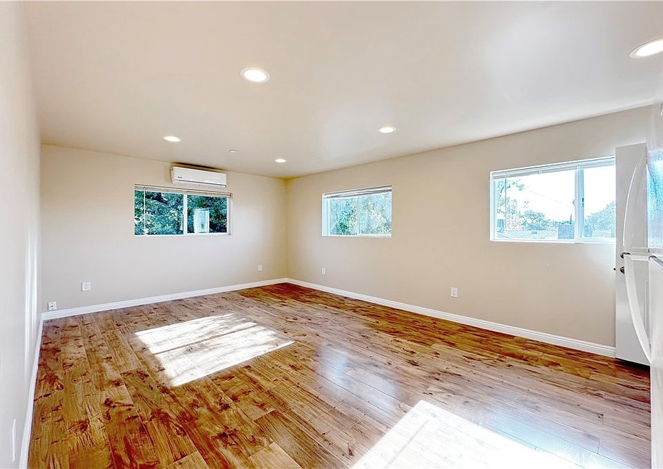 1st image of 17134 Saticoy St