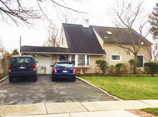 8 Haymaker Ln, Levittown, NY 11756